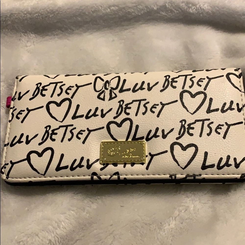 - Betesy Johnson wallet